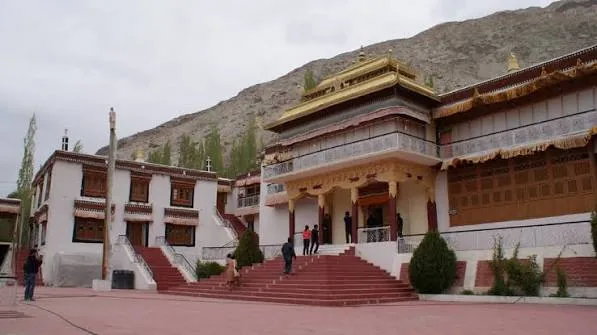 Samstanling Monastery Sumur