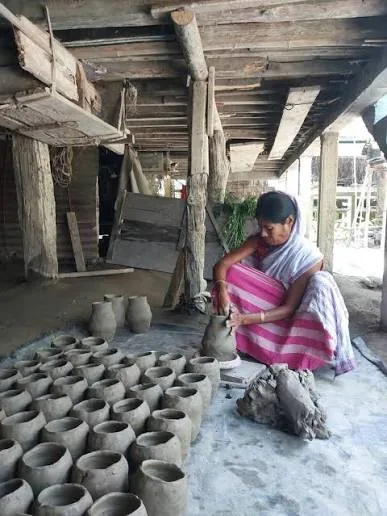Salmora Pottery Village
