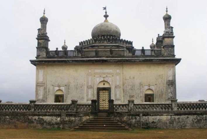 Raja's Tomb (Gaddige)
