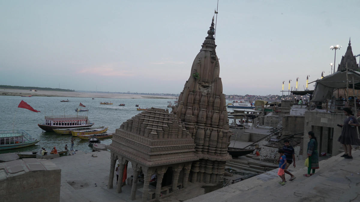 Ratneshwar Mahadev Temple (Leaning Temple)